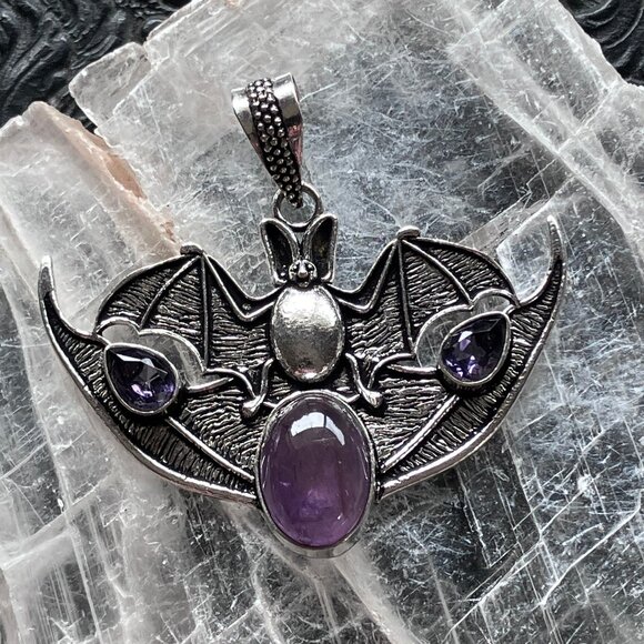 Halloween Flying Vampire Bat Amethyst Gemstone Crystal Pendant - Picture 1 of 7
